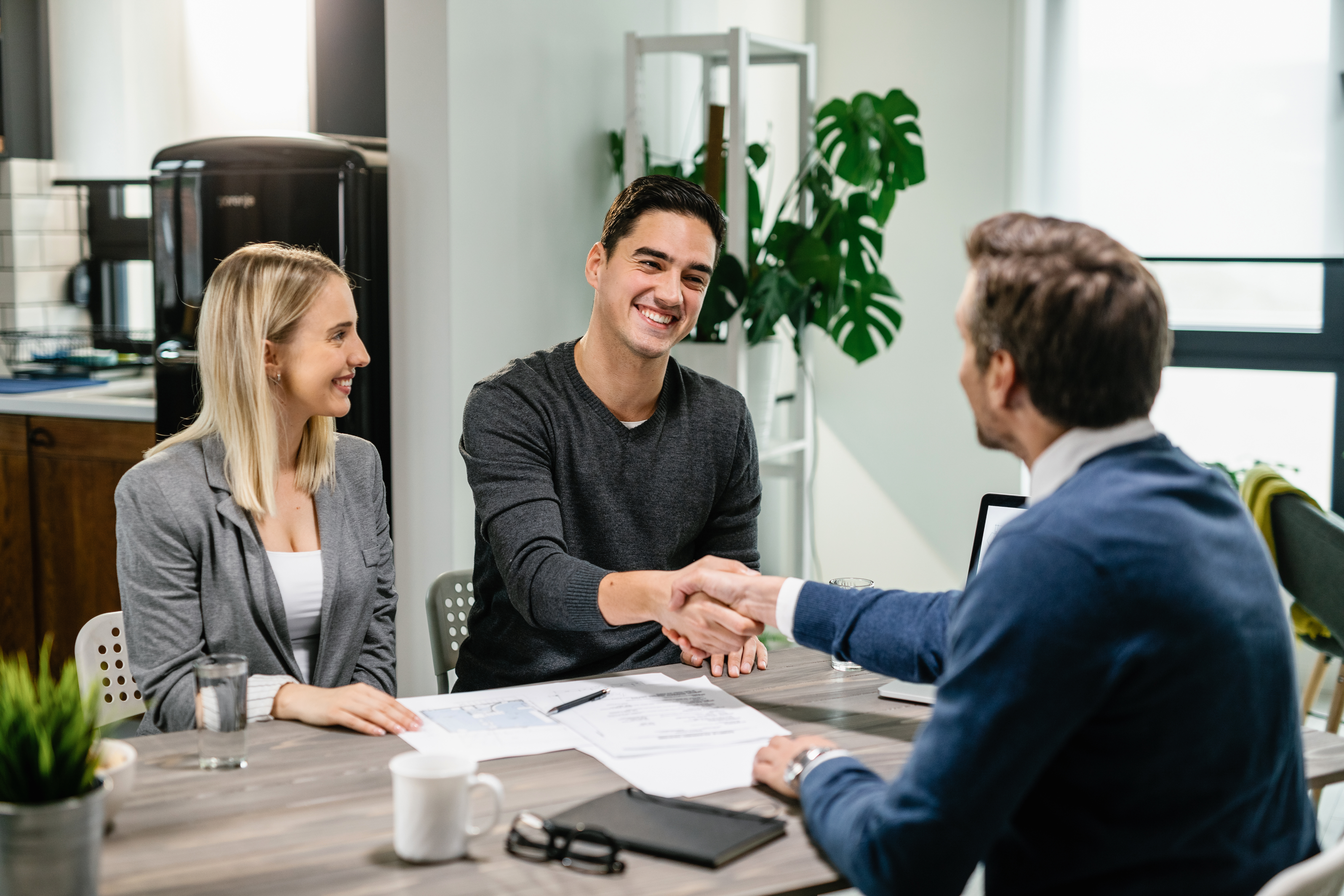 Couple signant avec leur conseiller financier